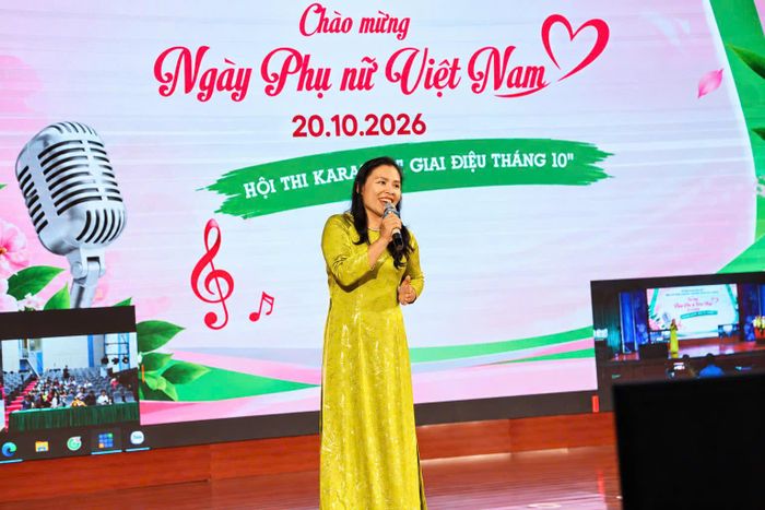 Tiết mục đơn ca "Thành phố tình yêu và nỗi nhớ" của thí sinh Ngô Thị Bích Lan, Phòng Thời sự