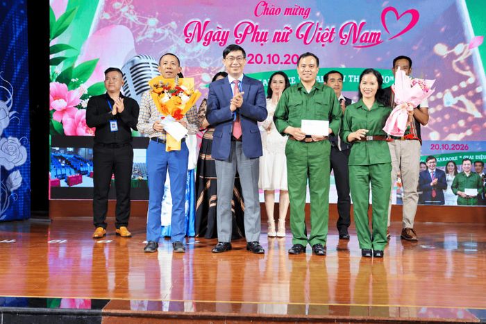 Phó Giám đốc Báo và PTTH Lâm Đồng Nguyễn Thanh Hùng trao giải Ba cho các thí sinh