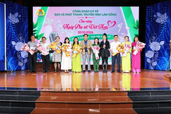 Ban Tổ chức trao giải Khuyến khích cho các thí sinh