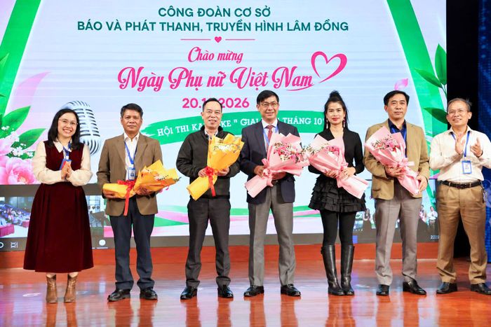 Ban Tổ chức tặng hoa cảm ơn Ban Giám khảo cuộc thi