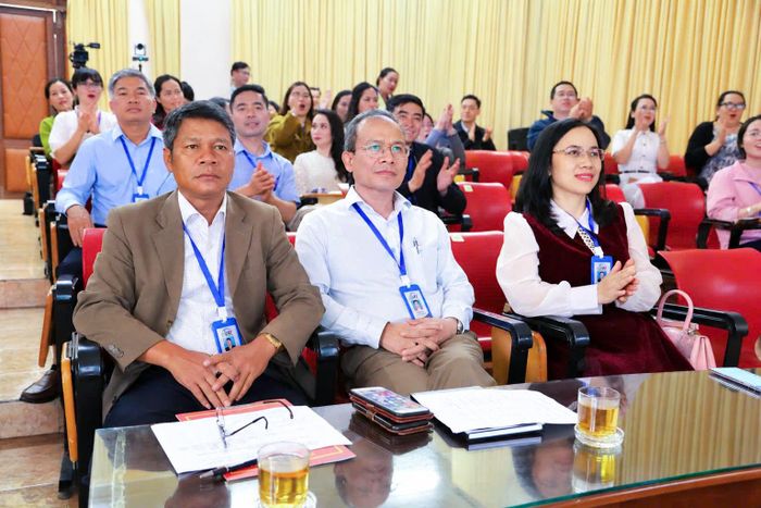 Đồng chí Điểu Ken, Phó Giám đốc, Chủ tịch Công đoàn Báo và PTTH Lâm Đồng (bên trái) cùng các đại biểu tham dự