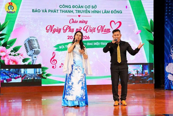 Tiết mục song ca "Trên công trường rộn tiếng ca" của nhóm thí sinh Tuấn Hương - Mậu Phong, Phòng Chuyên đề