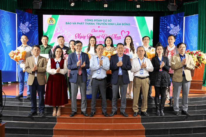 Các đại biểu chụp hình lưu niệm cùng thí sinh tại hội thi