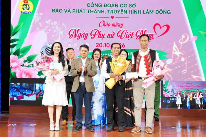Phó Giám đốc, Chủ tịch Công đoàn Báo và PTTH Lâm Đồng Điểu Ken trao giải Nhì cho các thí sinh