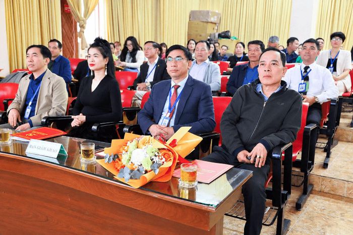 Các đồng chí: Lê Huy Toàn (bên phải), Tỉnh ủy viên, Giám đốc Báo và PTTH Lâm Đồng; Nguyễn Thanh Hùng (thứ 2 bên phải), Phó Giám đốc Báo và PTTH Lâm Đồng cùng các thành viên Ban Giám khảo tham dự
