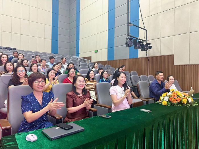 Các đại biểu tham gia cổ vũ tại điểm cầu cơ sở Gia Nghĩa. (Ảnh: Tô Hiệu)