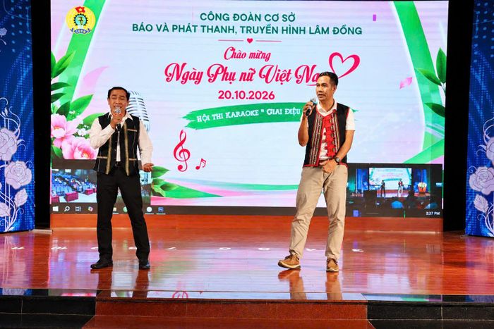 Tiết mục song ca "H'ren lên rẫy" của nhóm thí sinh K'Thủy và Yrắk Ynul, Phòng Dân tộc thiểu số