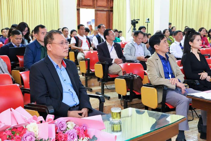 Phó Giám đốc Báo và PTTH Lâm Đồng Bùi Thanh Quang (bên trái) và các đại biểu tham dự