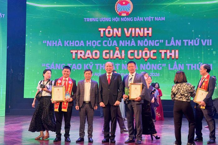 Anh Vũ Quang Chính (bìa trái) và anh Bùi Ngọc Châu (bìa phải) tại Lễ tôn vinh
