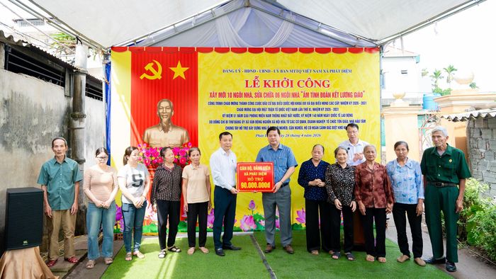 Trao biển tượng trưng hỗ trợ xây mới, sửa chữa nhà “Ấm tình đoàn kết lương - giáo”.