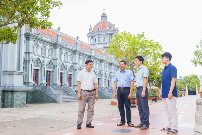 Lãnh đạo xã Ninh Cường cùng đảng viên trẻ người Công giáo trao đổi với đại diện Giáo xứ Lác Môn.