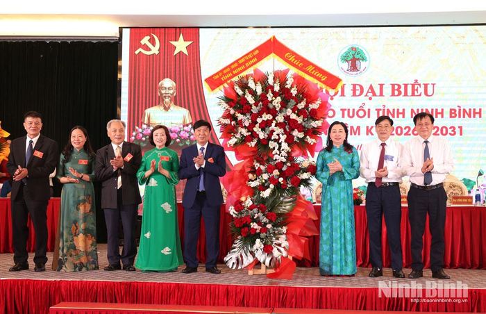 Đồng chí Đinh Thị Lụa, Phó Bí thư Tỉnh ủy, Chủ tịch Ủy ban MTTQ Việt Nam tỉnh và các đồng chí lãnh đạo tỉnh tặng hoa chúc mừng Đại hội.