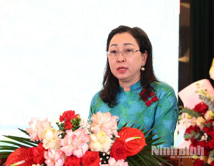 Đồng chí Đinh Thị Lụa, Phó Bí thư Tỉnh ủy, Chủ tịch Ủy ban MTTQ Việt Nam tỉnh phát biểu chỉ đạo tại Đại hội.