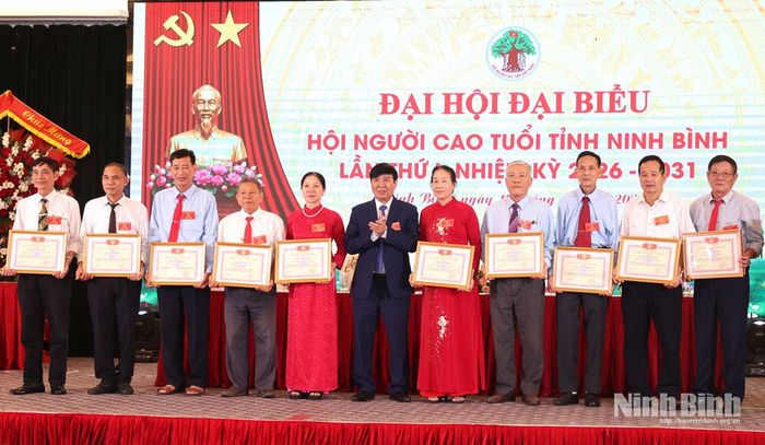 Đồng chí Đinh Ngọc Hà, Chủ tịch lâm thời Hội Người cao tuổi tỉnh trao Giấy khen của Ban Chấp hành Hội NCT tỉnh cho các tập thể có thành tích xuất sắc.