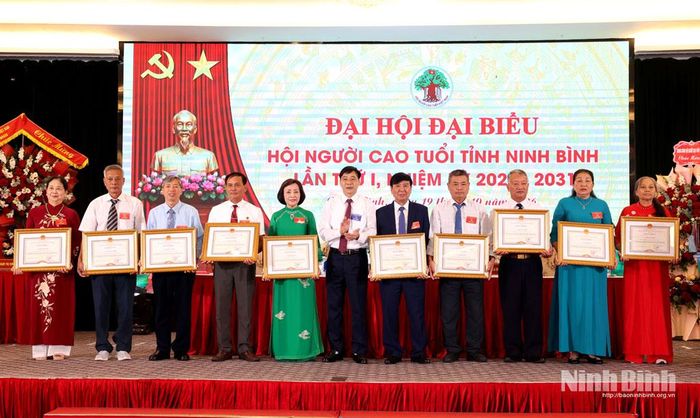 Đồng chí Nguyễn Anh Chức, Ủy viên Ban Thường vụ Tỉnh ủy, Phó Chủ tịch UBND tỉnh trao Bằng khen của Chủ tịch UBND tỉnh cho các tập thể có thành tích xuất sắc.