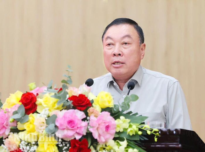 Đồng chí Đinh Văn Tiên, Ủy viên Ban Thường vụ Tỉnh ủy, Giám đốc Sở Nông nghiệp và Môi trường phát biểu giải đáp kiến nghị của cán bộ, hội viên phụ nữ tại hội nghị đối thoại.