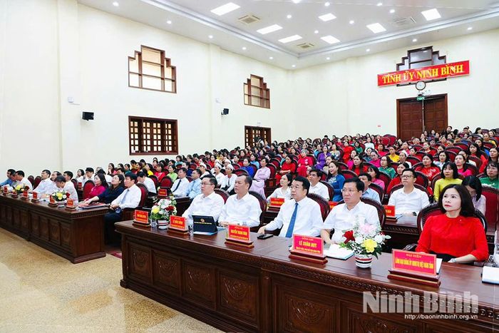 Các đại biểu dự hội nghị.