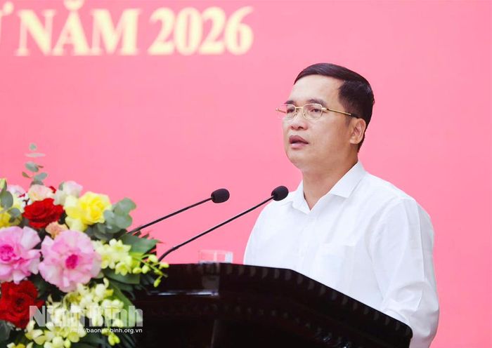 Đồng chí Nguyễn Văn Lượng, Ủy viên Ban Thường vụ Tỉnh ủy, Giám đốc Sở Xây dựng phát biểu giải đáp kiến nghị của cán bộ, hội viên phụ nữ tại hội nghị đối thoại.