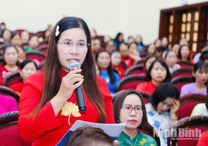 Đại diện cán bộ, hội viên phụ nữ phát biểu ý kiến tại hội nghị.