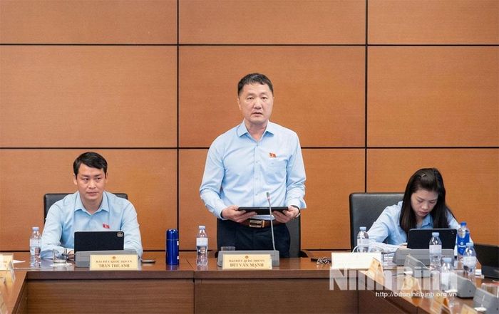 Đại biểu Bùi Văn Mạnh, Tỉnh ủy viên, Giám đốc Sở Du lịch tỉnh Ninh Bình thảo luận tại Tổ.
