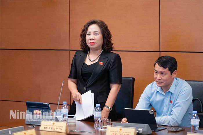 Đại biểu Trần Thị Hiền, Chủ tịch HĐQT, Giám đốc Công ty đầu tư xây dựng hạ tầng kỹ thuật Hà Nam thảo luận tại Tổ.