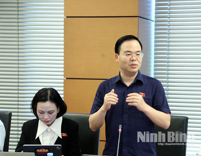 Đại biểu Trần Văn Khải, Phó Chủ nhiệm Ủy ban Khoa học, Công nghệ và Môi trường của Quốc hội thảo luận tại Tổ.