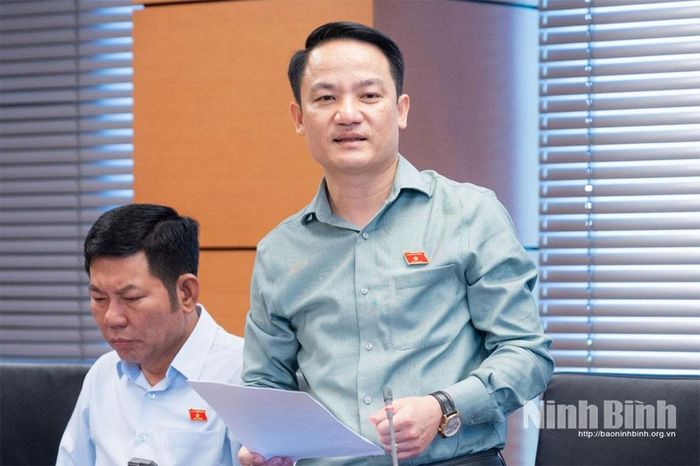 Đại biểu Lê Văn Thế, Tỉnh ủy viên, Phó Trưởng Đoàn ĐBQH chuyên trách tỉnh Ninh Bình thảo luận tại Tổ.