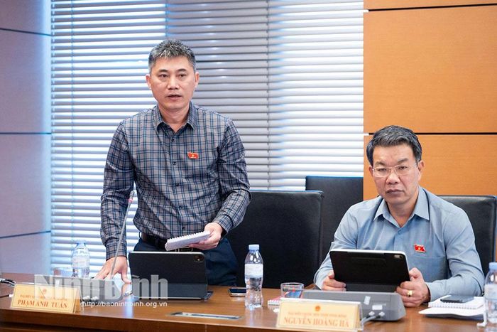 Đại biểu Phạm Anh Tuấn, Tỉnh ủy viên, Trưởng Ban Văn hóa - Xã hội HĐND tỉnh Ninh Bình thảo luận tại Tổ.