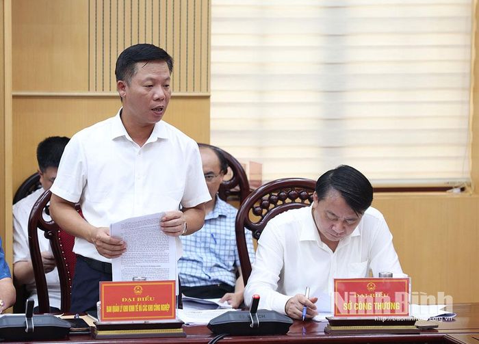 Lãnh đạo Ban Quản lý Khu kinh tế và các khu công nghiệp tỉnh báo cáo những khó khăn, vướng mắc, hỗ trợ triển khai đẩy nhanh tiến độ Dự án Nhà máy Nhiệt điện BOT Nam Định 1.