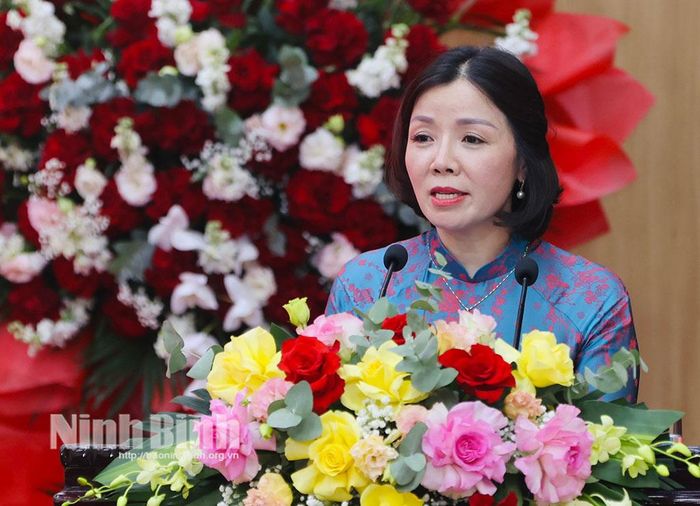 Đồng chí Đào Thị Hòa, Tỉnh ủy viên, Phó Chủ tịch Ủy ban MTTQ Việt Nam tỉnh, Chủ tịch Hội LHPN tỉnh báo cáo tình hình và kết quả hoạt động của cán bộ nữ lãnh đạo, quản lý thuộc diện Ban Thường vụ quản lý.