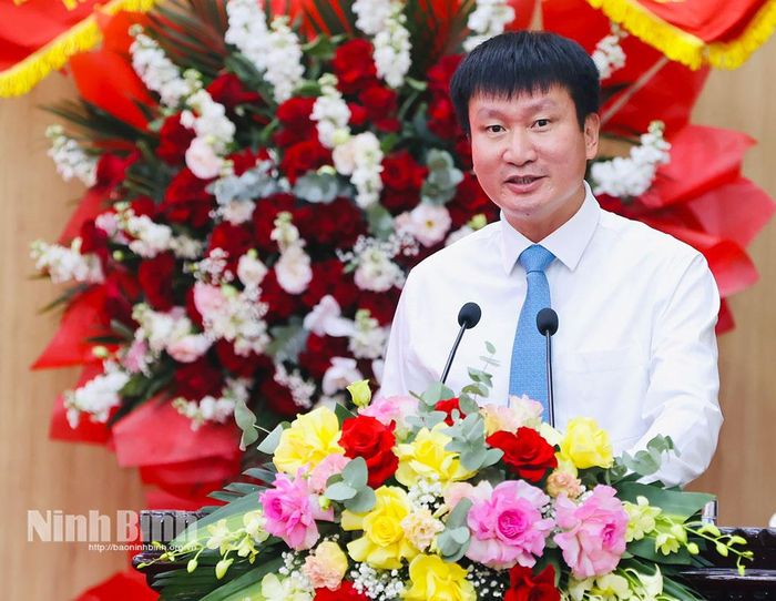 Đồng chí Trần Huy Tuấn, Ủy viên Trung ương Đảng, Bí thư Tỉnh ủy phát biểu tại buổi gặp mặt.