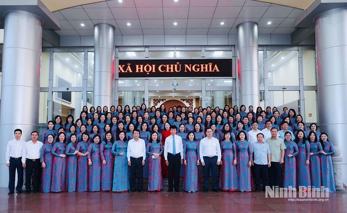 Các đại biểu chụp ảnh lưu niệm.