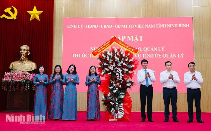 Đồng chí Trần Huy Tuấn, Ủy viên Trung ương Đảng, Bí thư Tỉnh ủy và các đồng chí Thường trực Tỉnh ủy tặng hoa chúc mừng tại buổi gặp mặt.