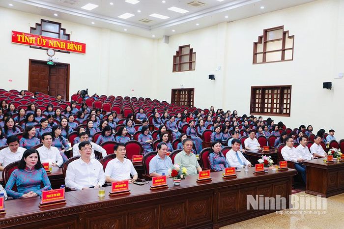 Các đại biểu dự buổi gặp mặt.