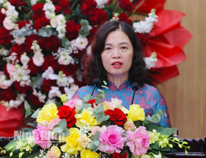 Đồng chí Phạm Thị Phương Hạnh, Tỉnh ủy viên, Giám đốc Sở Y tế phát biểu tại buổi gặp mặt.