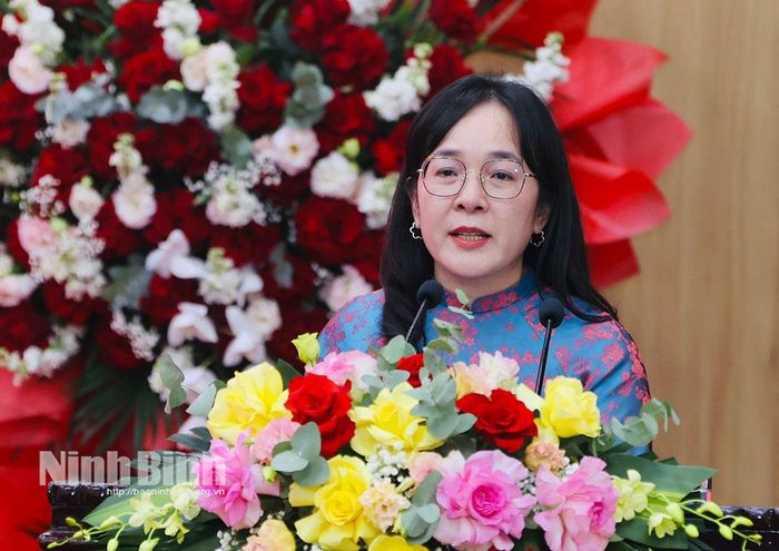 Đồng chí Phạm Thị Bích Ngọc, Bí thư Đảng ủy, Chủ tịch HĐND phường Phù Vân phát biểu tại buổi gặp mặt.