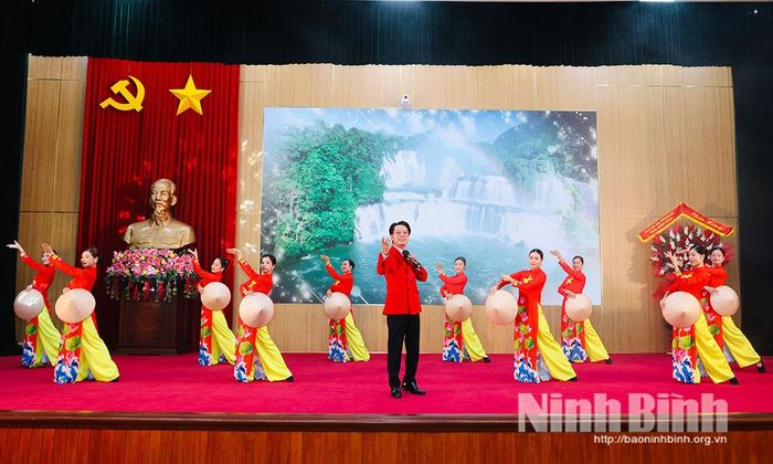 Tiết mục văn nghệ chào mừng tại chương trình.