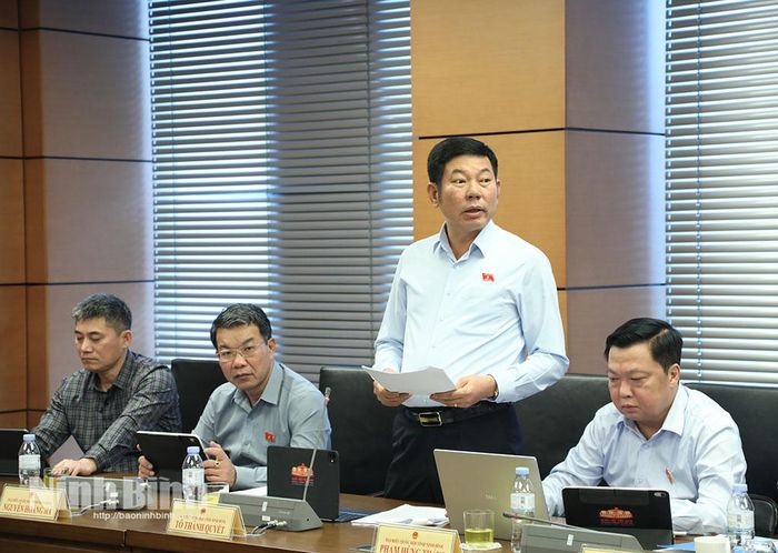 Thiếu tướng Tô Thành Quyết, Phó Tư lệnh Quân khu III tham gia thảo luận tại Tổ.