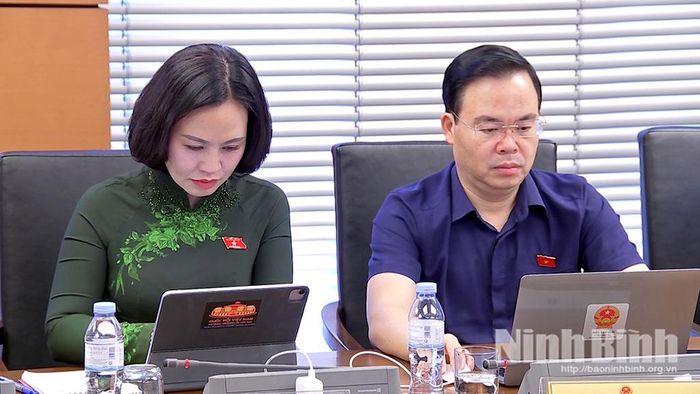 Các đại biểu dự phiên thảo luận tại Tổ.