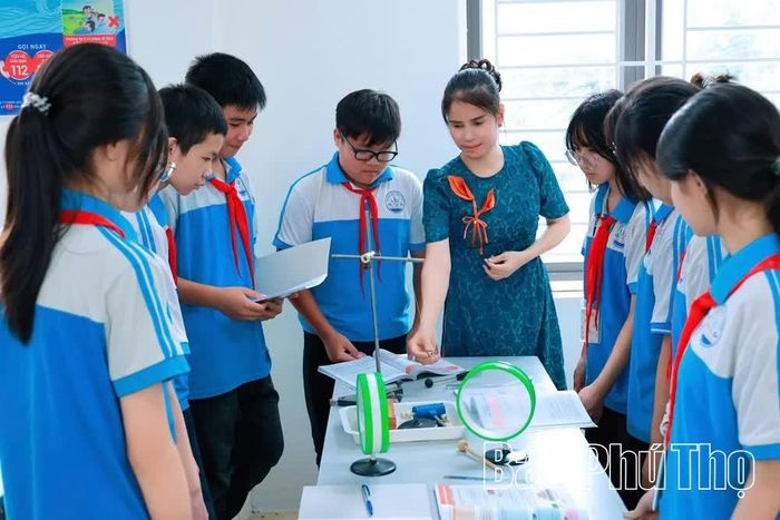 Cô giáo Trần Thị Hiền luôn gắn giảng dạy với thực hành, gieo niềm đam mê học môn Vật ý cho học sinh.