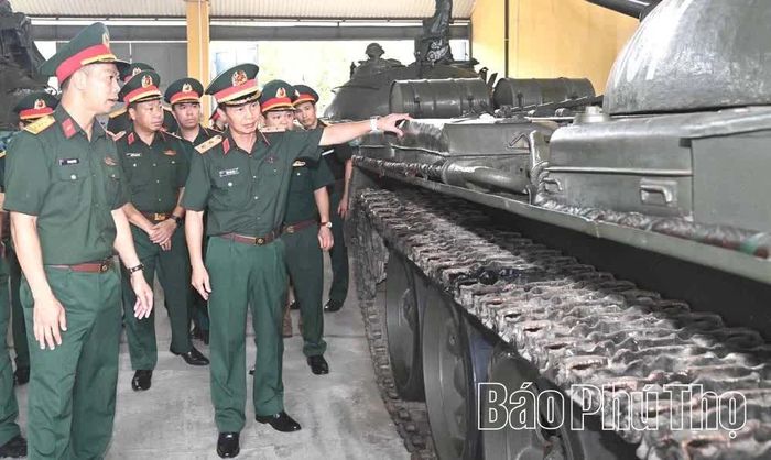 Trung tướng Trần Văn Bắc - Ủy viên Ban Chấp hành Trung ương Đảng, Tư lệnh Quân khu 2 kiểm tra công tác sẵn sàng chiến đấu tại Lữ đoàn 406.