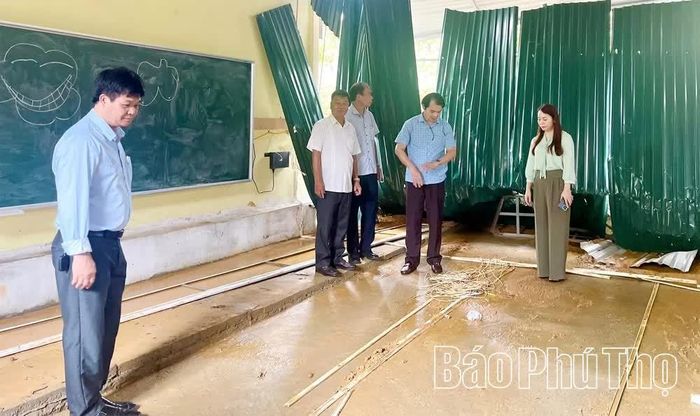 Tiếp nhận ý kiến của cử tri, Bí thư Đảng ủy xã kiểm tra tình hình và chỉ đạo công tác khắc phục hậu quả sau mưa bão đợt tháng 5/2026.