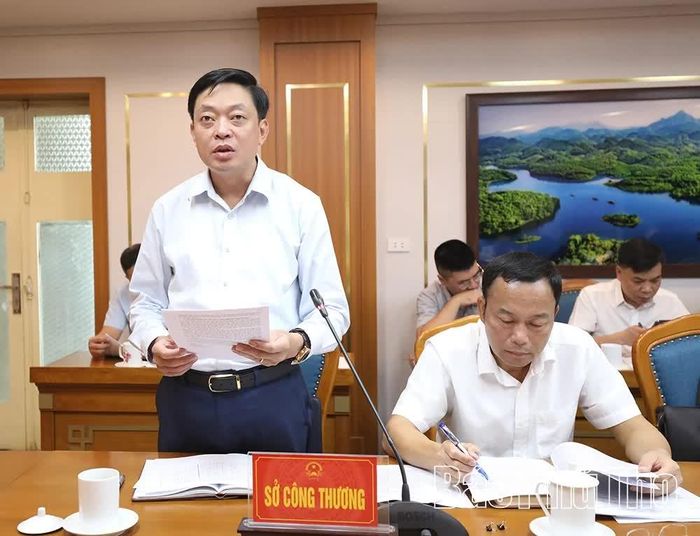 Lãnh đạo Sở Công Thương báo cáo kết quả nổi bật của ngành trong 9 tháng năm 2026. 