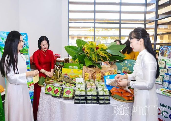 Nhiều sản phẩm đặc trưng của các vùng, miền được trưng bày tại ngày hội.