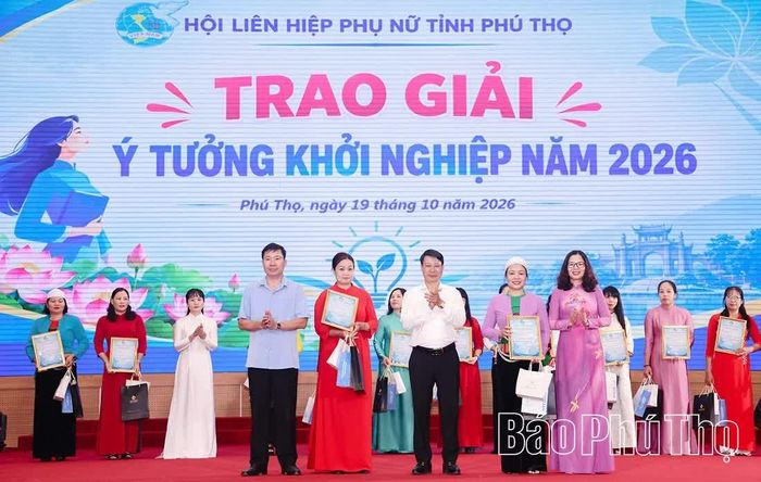 Phó Chủ tịch UBND tỉnh Nguyễn Khắc Hiếu và lãnh đạo Ủy ban MTTQ tỉnh trao giải Nhì cho các ý tưởng khởi nghiệp năm 2026.