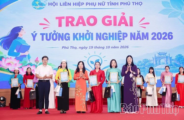 Đồng chí Nguyễn Thị Thanh Huyền – Ủy viên Ban Thường vụ Tỉnh ủy, Phó Bí thư Thường trực Đảng ủy Các cơ quan Đảng tỉnh trao giải Ba cho các ý tưởng khởi nghiệp năm 2026.
