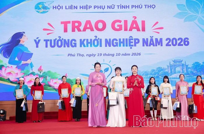 Phó Bí thư Tỉnh ủy, Chủ tịch Ủy ban MTTQ tỉnh Bùi Thị Minh và Chủ tịch Hội LHPN tỉnh Nguyễn Hồng Nhung trao giải Nhất cho ý tưởng khởi nghiệp năm 2026.