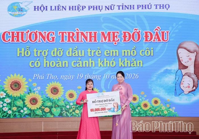 Chủ tịch Hội LHPN tỉnh Nguyễn Hồng Nhung trao biển nhận đỡ đầu trẻ em mồ côi có hoàn cảnh đặc biệt khó khăn tại xã Cẩm Khê.