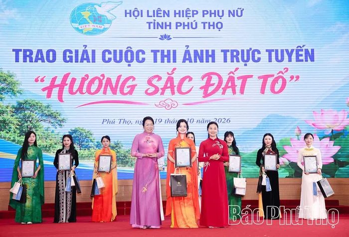 Phó Bí thư Tỉnh ủy, Chủ tịch Ủy ban MTTQ tỉnh Bùi Thị Minh và Chủ tịch Hội LHPN tỉnh Nguyễn Hồng Nhung trao giải Nhất cho thí sinh tại cuộc thi ảnh trực tuyến "Hương sắc Đất Tổ".