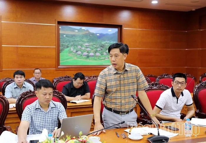 Đại diện nhà thầu báo cáo tình hình triển khai Dự án đường nối từ đường Trần Hưng Đạo đến phường Dân Chủ kết nối với quốc lộ 6.